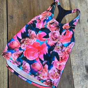 Lululemon size 6 floral lightweight top in excellent condition